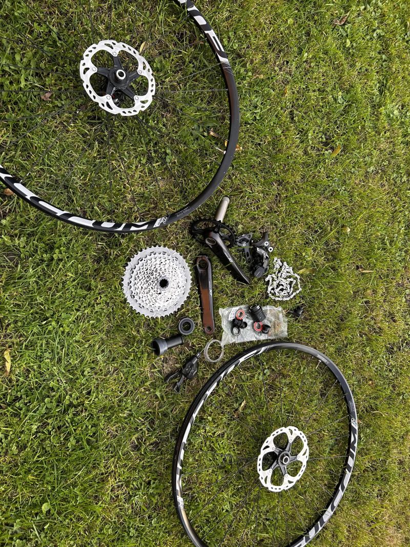 Prodám komponenty po přestavbě kola 
