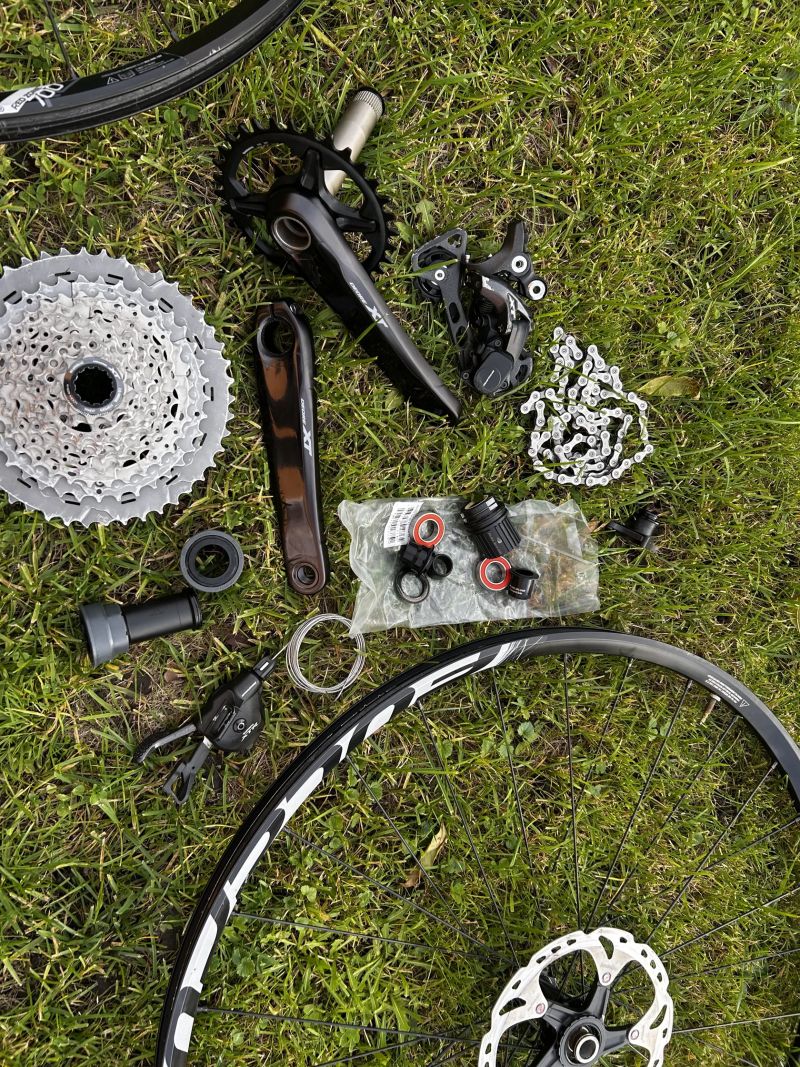 Prodám komponenty po přestavbě kola 