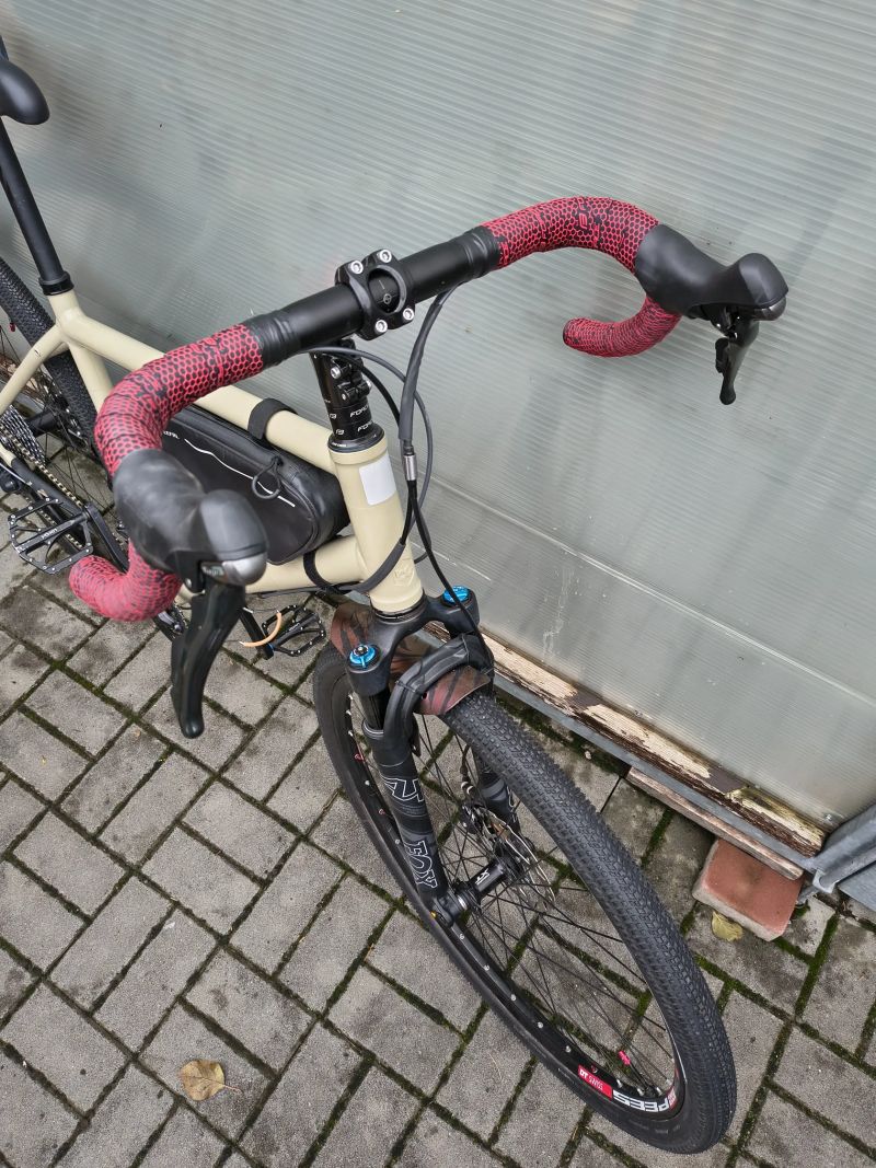 Gravel bike s FOX vidlicí