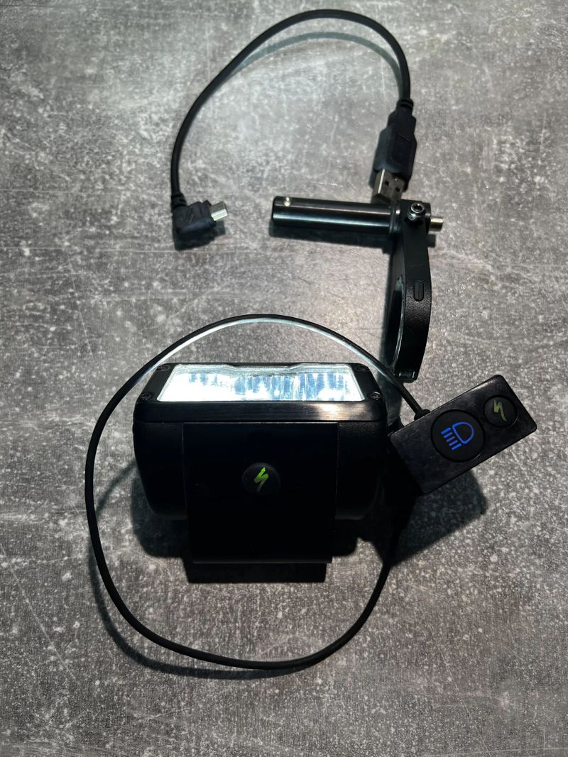 Přední světlo FLUX Expert - Specialized