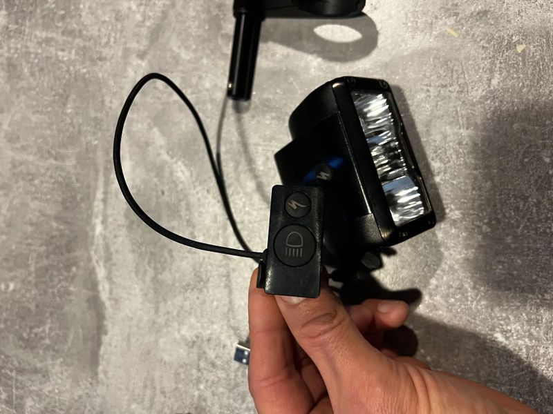 Přední světlo FLUX Expert - Specialized