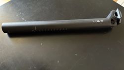 karbonová sedlovka Syntace 34,9x400mm - NOVÁ