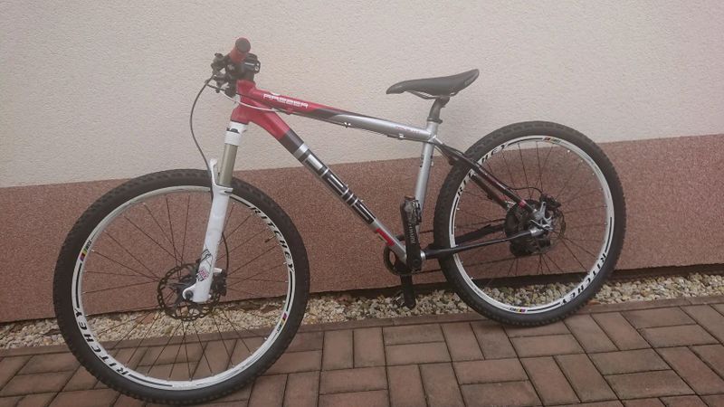 Pell's RAZZER RACE XT 10 - 13 let (kola 26") - karbonová zadní vidlice 