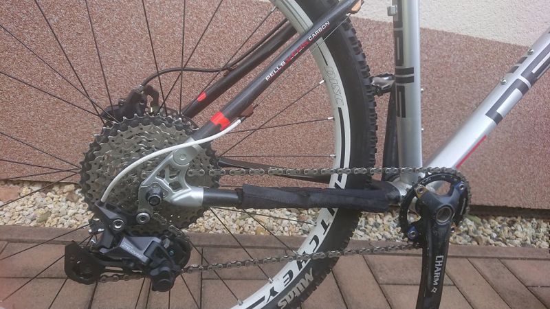 Pell's RAZZER RACE XT 10 - 13 let (kola 26") - karbonová zadní vidlice 