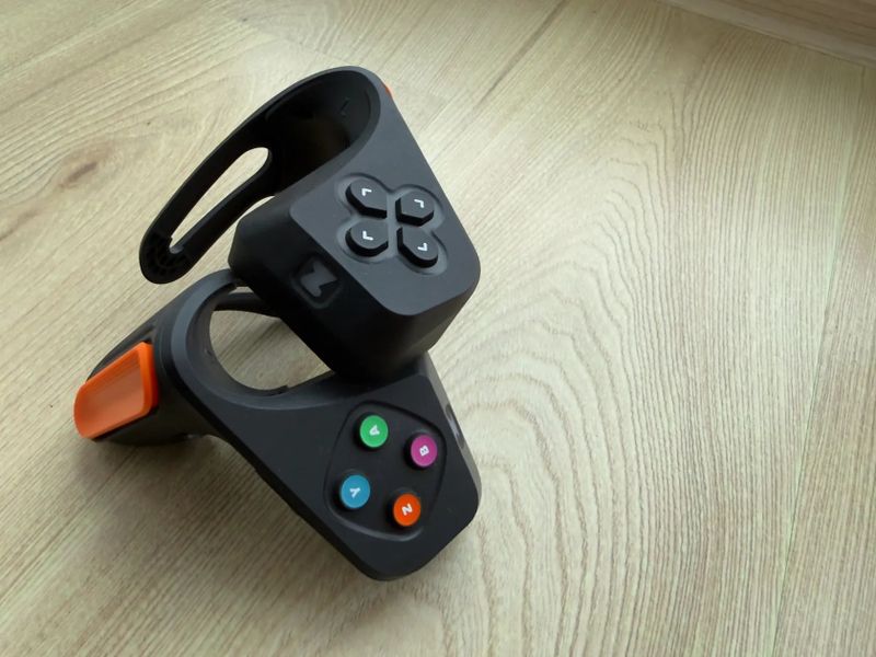 Zwift Play ovládání pro virtuální řazení, brždění a zatáčení v tréninkové aplikaci Zwift