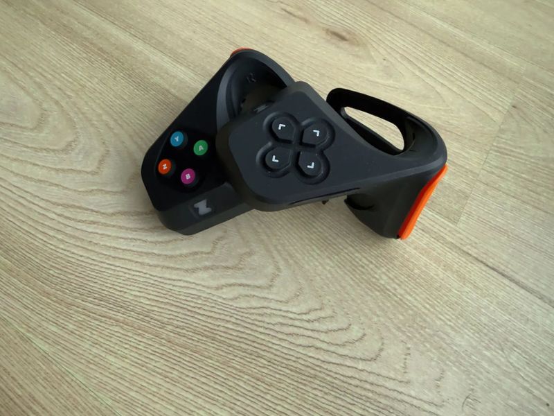 Zwift Play ovládání pro virtuální řazení, brždění a zatáčení v tréninkové aplikaci Zwift