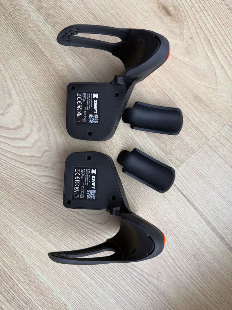 Zwift Play ovládání pro virtuální řazení, brždění a zatáčení v tréninkové aplikaci Zwift