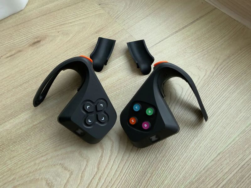 Zwift Play ovládání pro virtuální řazení, brždění a zatáčení v tréninkové aplikaci Zwift