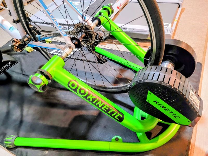 Trenažér s náklonem, tichý a funkce jako má Tacx Neo 2t, to je Kinetic Rock and Roll Smart Control