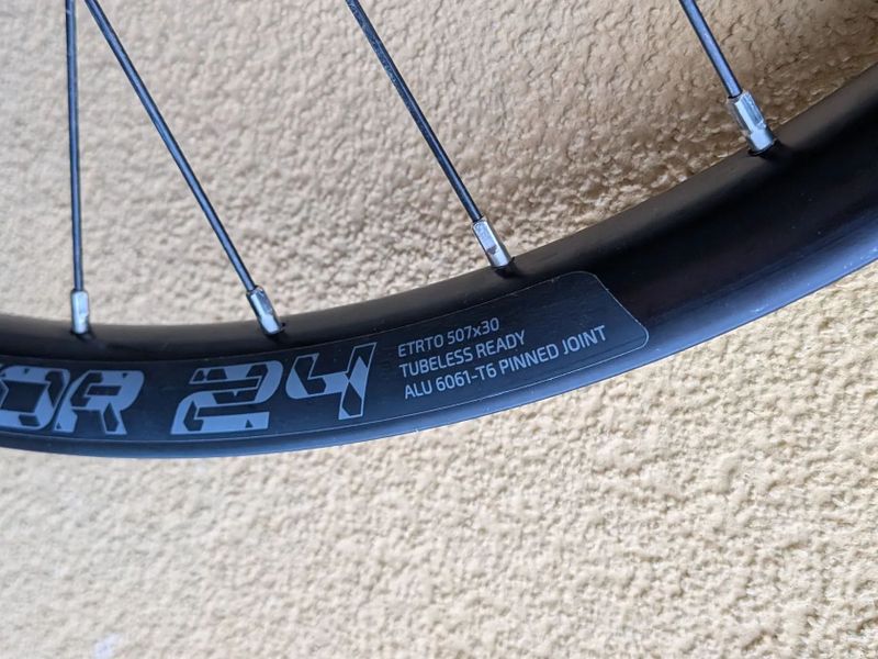 zadní kolo 24" boost