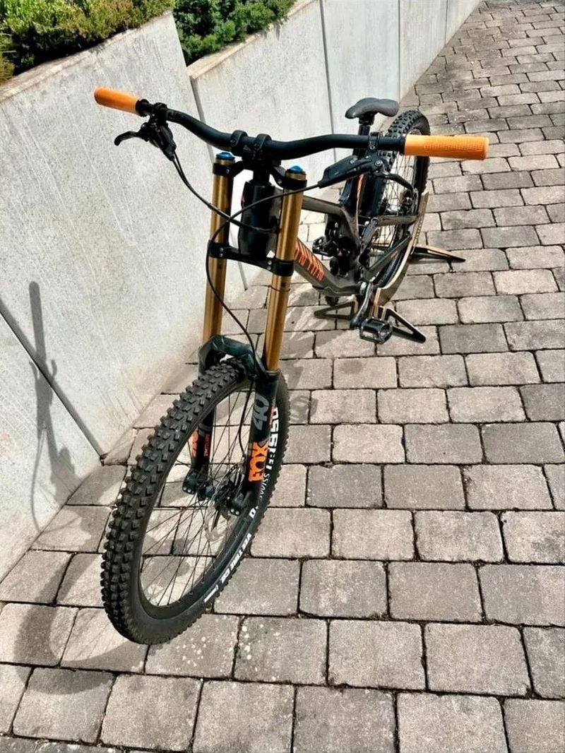 Canyon Sender Downhill Bike