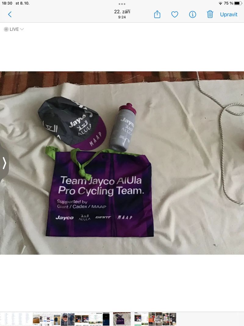 Láhev, čepice a taška týmu Jayco