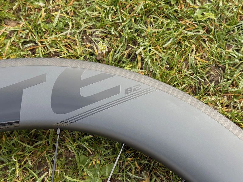 Přední plášťové karbonové kolo Elite Wheels 82 mm