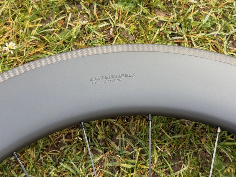 Přední plášťové karbonové kolo Elite Wheels 82 mm