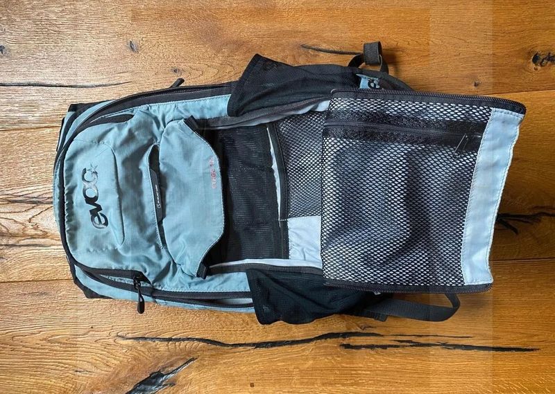 batoh Evoc Stage 12L tmavě šedá, modrá barva