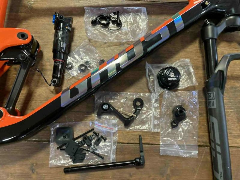 Ghost Lector FS + vidlice + tlumič + sedlovka .......