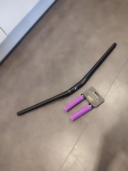 Burgtec gripy + riaditka Zoom Plus15/780mm +packeta Zdarma