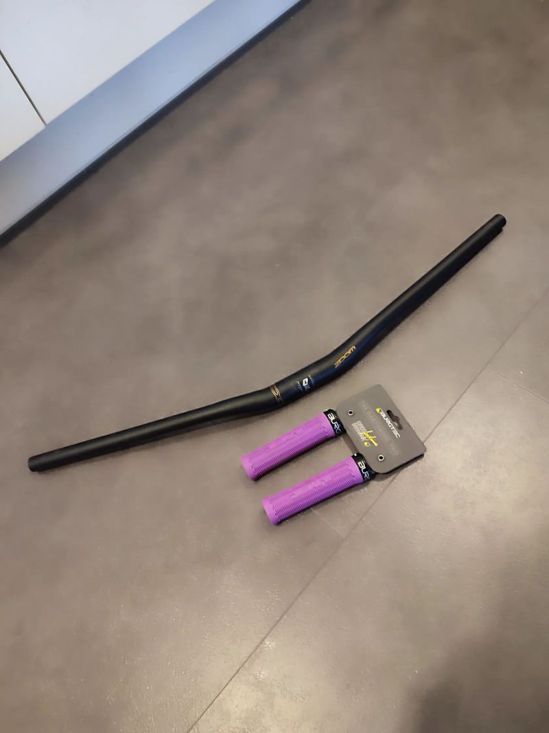 Burgtec gripy + riaditka Zoom Plus15/780mm +packeta Zdarma