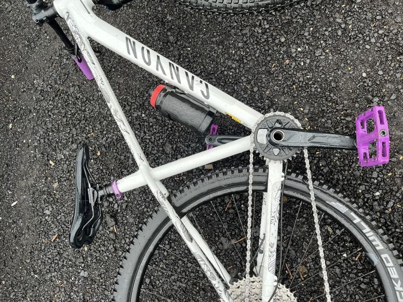 Canyon Grand Canyon 8 WMN ram ve folii, malý nájezd (od novoty jedny pláště), preventivní servis