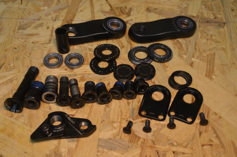 Canyon Spectral CF 7 vel. M + náhradní díly 