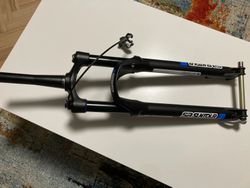 SR Suntour Axon, 15x110, 120mm zdvih, 29", dálkový lockout