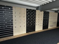 Závěsné regály z cykloprodejny