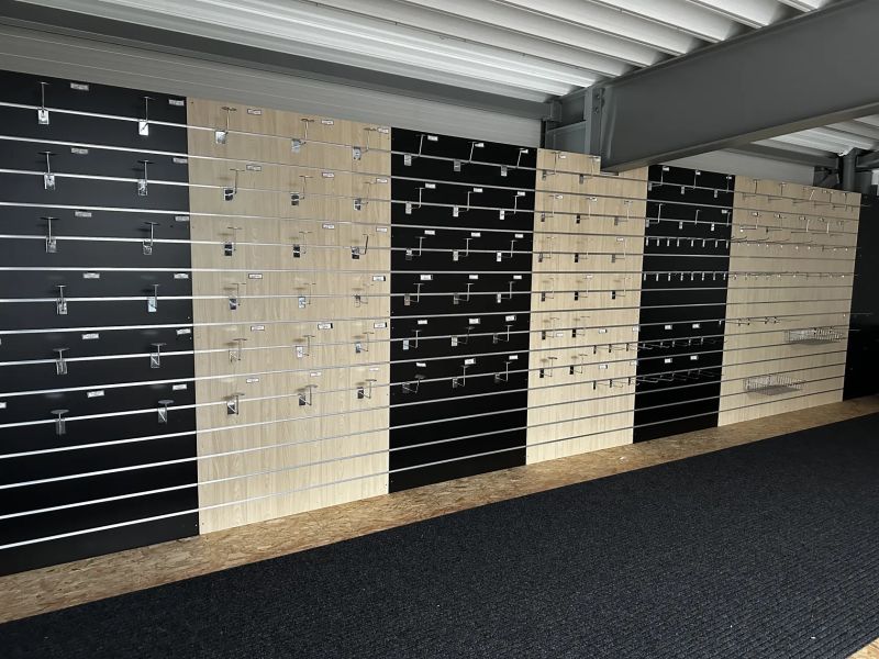 Závěsné regály z cykloprodejny