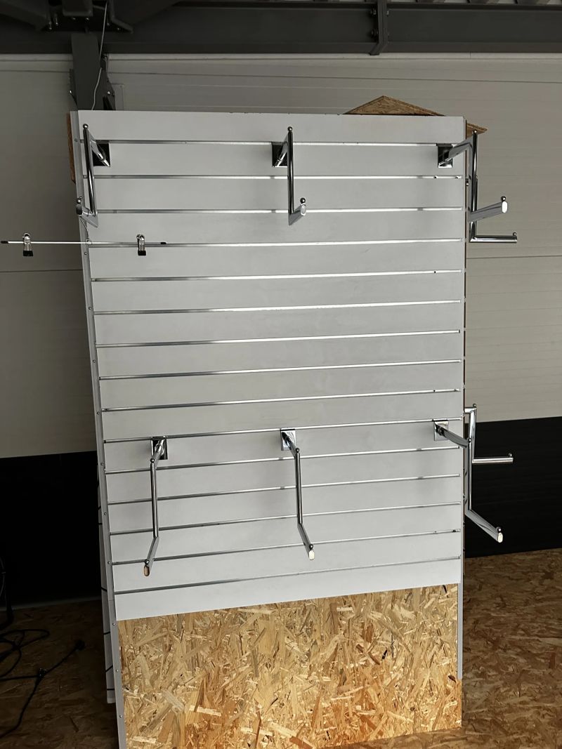 Závěsné regály z cykloprodejny