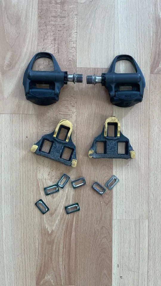 Silniční karbonové pedály Shimano 105 PD-R7000