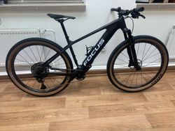 Karbonové elektrokolo Focus Raven 9.7 - váha 16 kg vč. druhé baterie, najeto 1800 km **** ZADÁNO ***