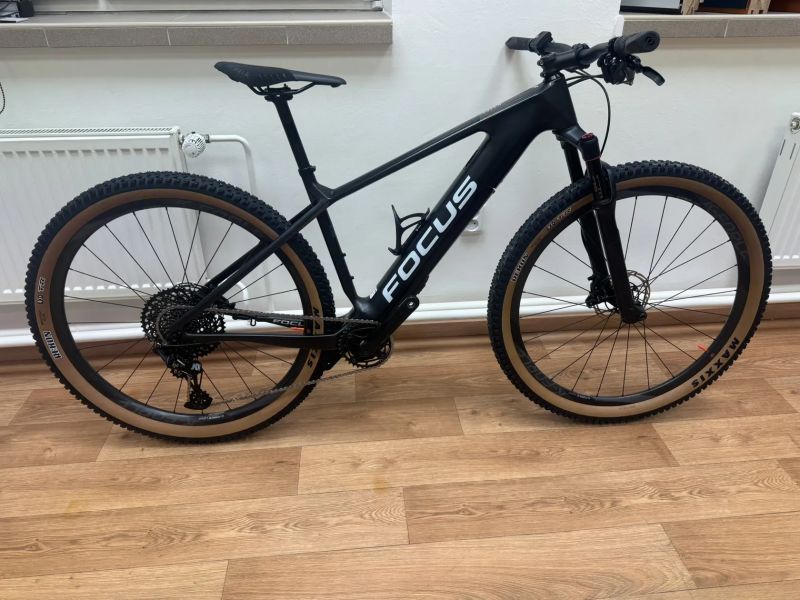 Karbonové elektrokolo Focus Raven 9.7 - váha 16 kg vč. druhé baterie, najeto 1800 km.