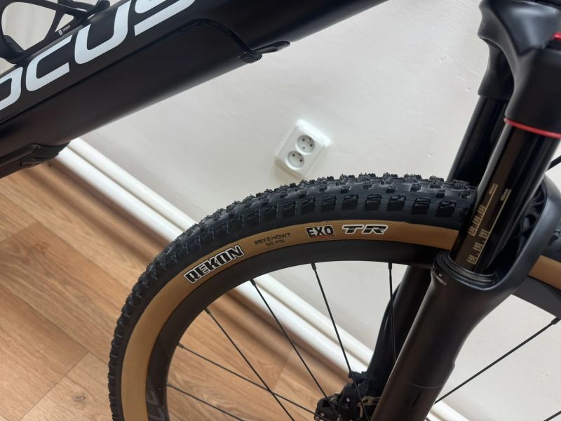 Karbonové elektrokolo Focus Raven 9.7 - váha 16 kg vč. druhé baterie, najeto 1800 km.