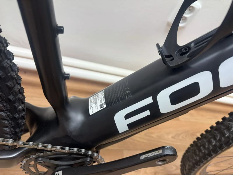 Karbonové elektrokolo Focus Raven 9.7 - váha 16 kg vč. druhé baterie, najeto 1800 km.