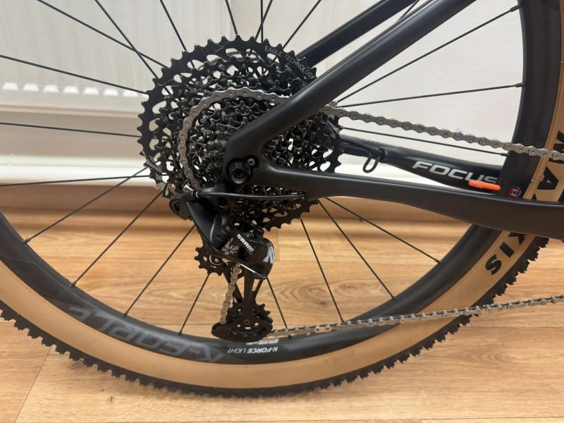 Karbonové elektrokolo Focus Raven 9.7 - váha 16 kg vč. druhé baterie, najeto 1800 km.