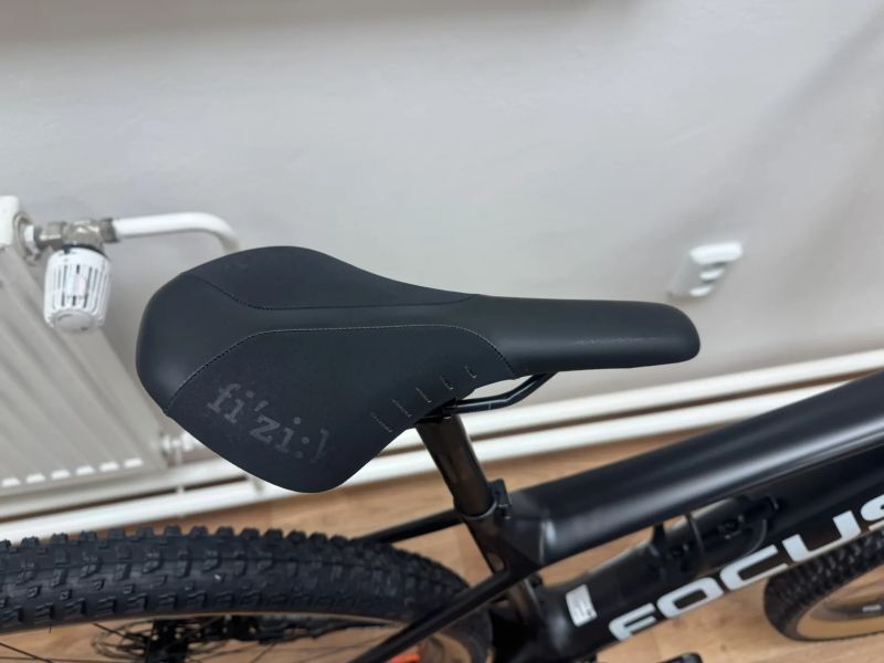 Karbonové elektrokolo Focus Raven 9.7 - váha 16 kg vč. druhé baterie, najeto 1800 km.