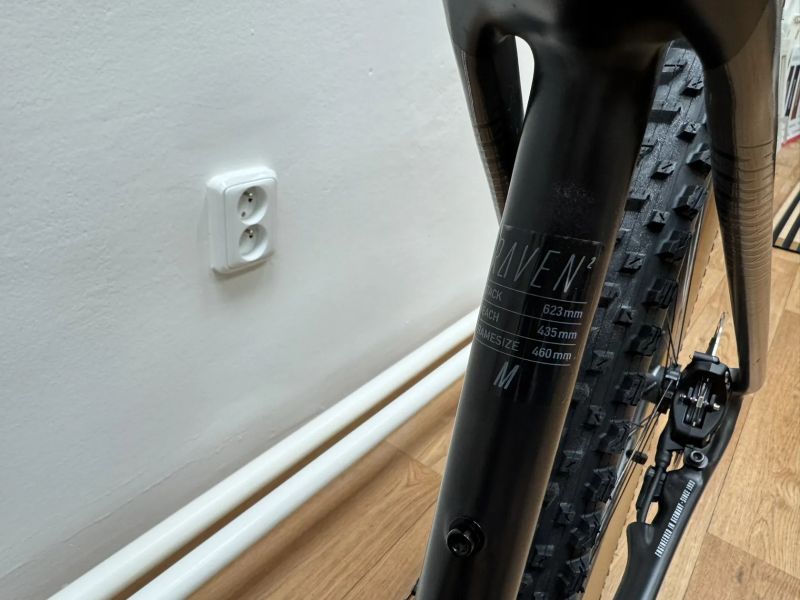 Karbonové elektrokolo Focus Raven 9.7 - váha 16 kg vč. druhé baterie, najeto 1800 km.