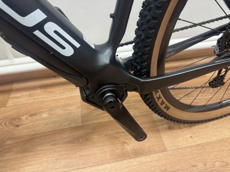 Karbonové elektrokolo Focus Raven 9.7 - váha 16 kg vč. druhé baterie, najeto 1800 km.