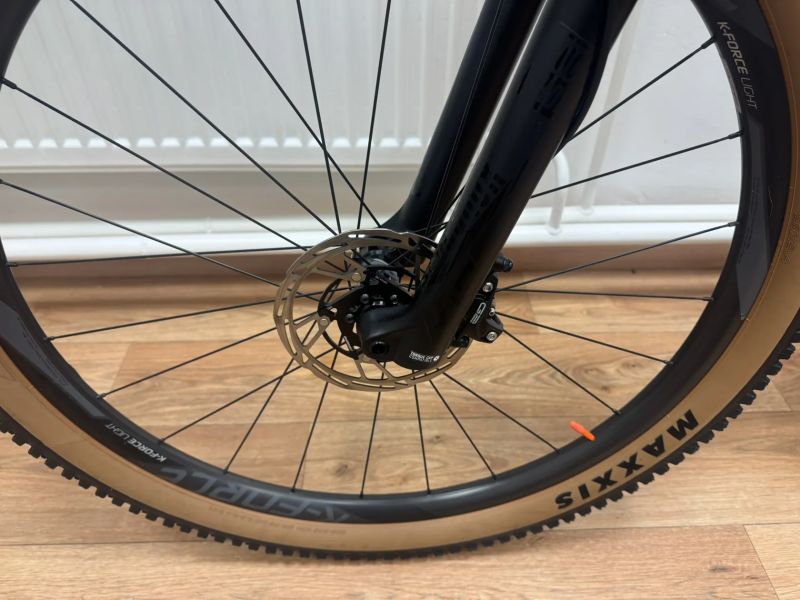 Karbonové elektrokolo Focus Raven 9.7 - váha 16 kg vč. druhé baterie, najeto 1800 km.