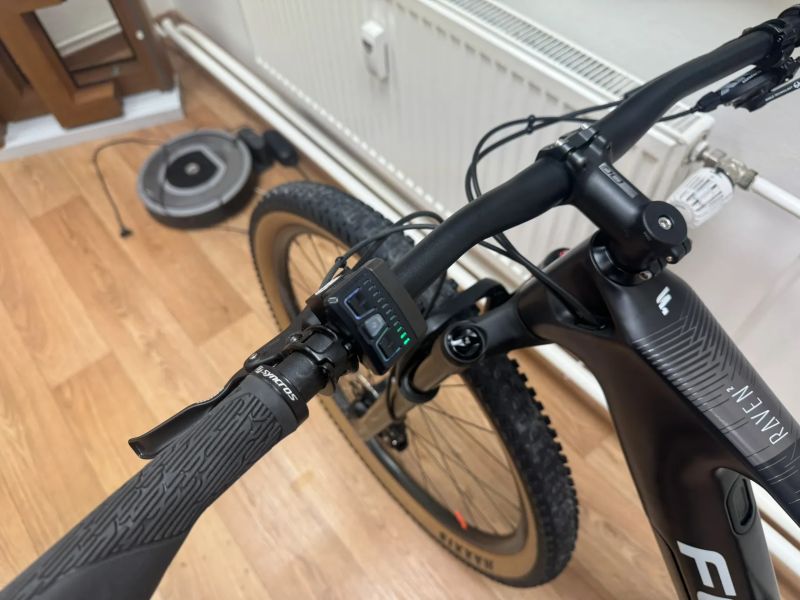 Karbonové elektrokolo Focus Raven 9.7 - váha 16 kg vč. druhé baterie, najeto 1800 km.