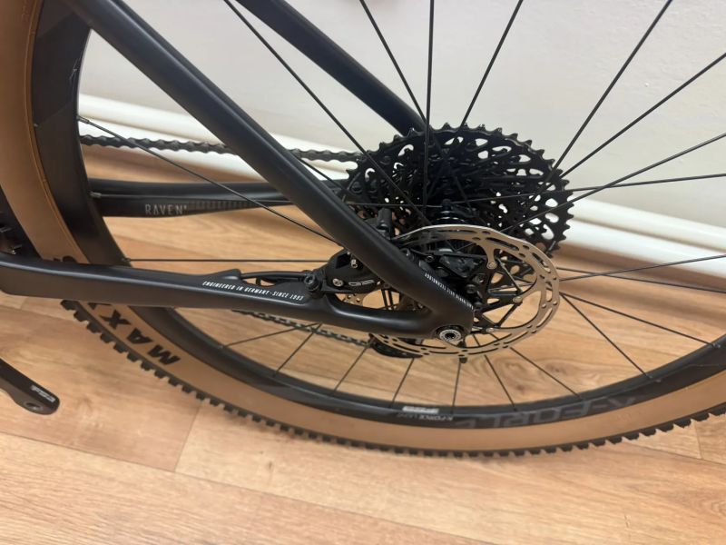 Karbonové elektrokolo Focus Raven 9.7 - váha 16 kg vč. druhé baterie, najeto 1800 km.