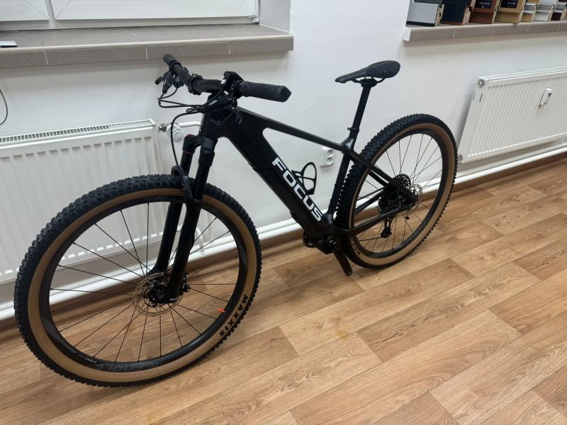 Karbonové elektrokolo Focus Raven 9.7 - váha 16 kg vč. druhé baterie, najeto 1800 km.