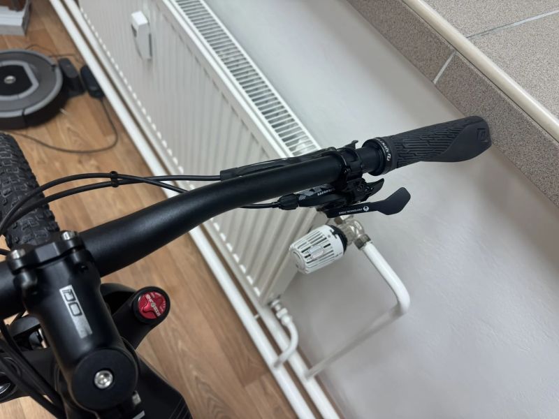 Karbonové elektrokolo Focus Raven 9.7 - váha 16 kg vč. druhé baterie, najeto 1800 km.