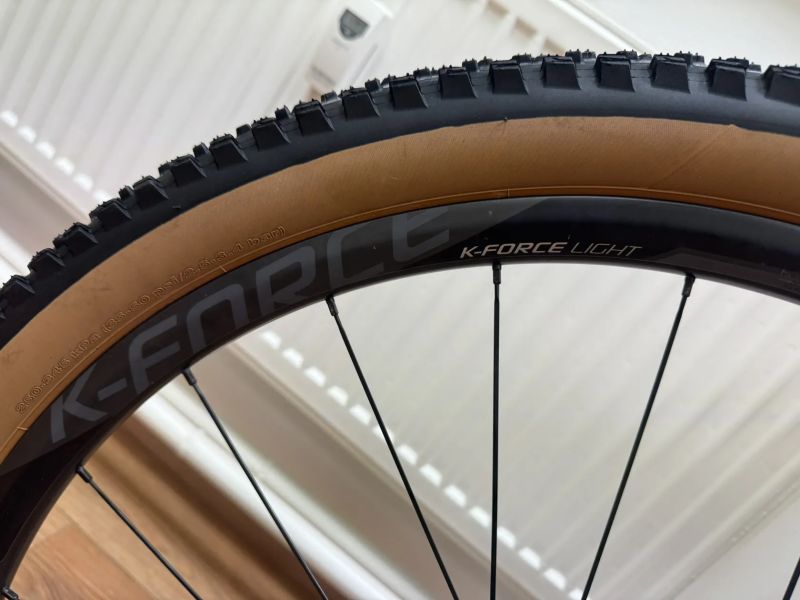 Karbonové elektrokolo Focus Raven 9.7 - váha 16 kg vč. druhé baterie, najeto 1800 km.