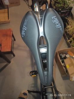 Nové nepoužité sedlo včetně sedlovky