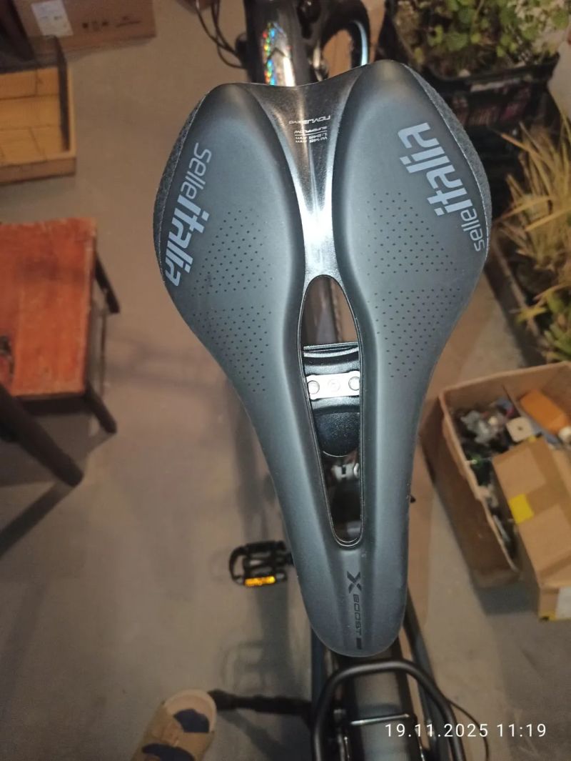 Nové nepoužité sedlo včetně sedlovky