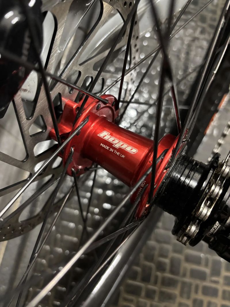 Zapletená kola HopePro5 27.5” včetně obutí a insertů