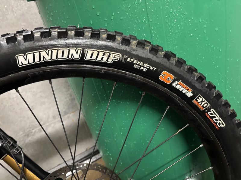 Zapletená kola HopePro5 27.5” včetně obutí a insertů