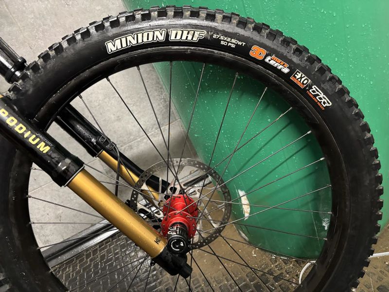 Zapletená kola HopePro5 27.5” včetně obutí a insertů