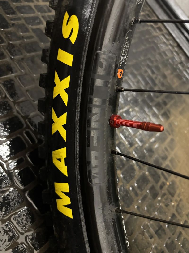 Zapletená kola HopePro5 27.5” včetně obutí a insertů