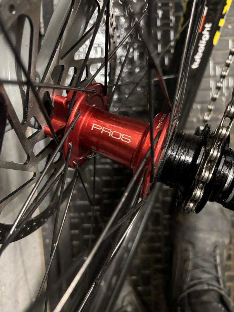 Zapletená kola HopePro5 27.5” včetně obutí a insertů